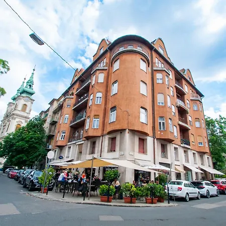 Spacious Family Along River Side, In The Heart Of Buda 布达佩斯