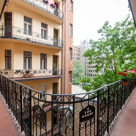 Spacious Family Along River Side, In The Heart Of Buda *