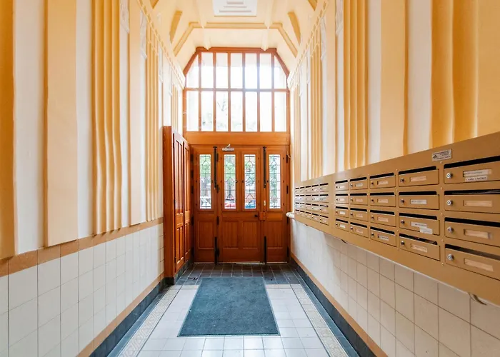 Spacious Family Along River Side, In The Heart Of Buda *