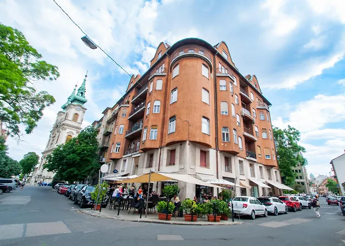 Spacious Family Along River Side, In The Heart Of Buda Budapeşte