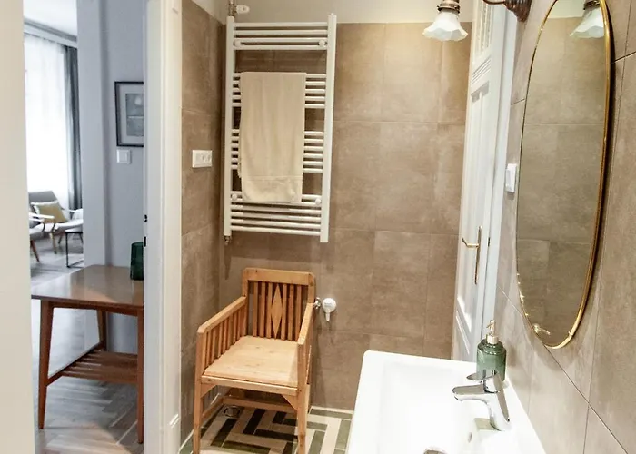 Spacious Family Along River Side, In The Heart Of Buda * Budapeşte