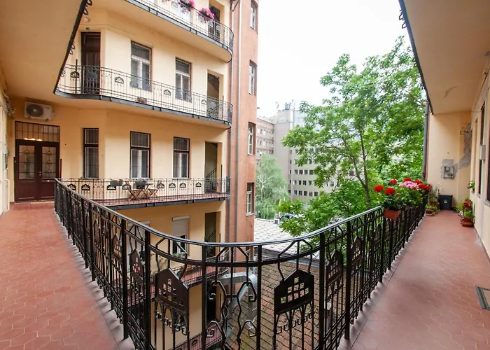 Spacious Family Along River Side, In The Heart Of Buda *