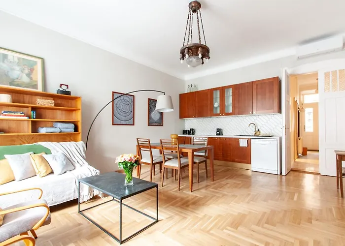 Spacious Family Along River Side, In The Heart Of Buda *