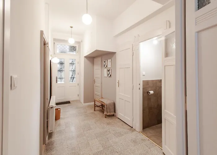 Spacious Family Along River Side, In The Heart Of Buda *