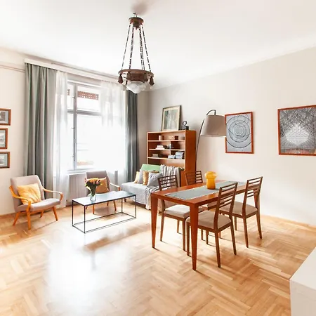 Spacious Family Along River Side, In The Heart Of Buda Appartamento