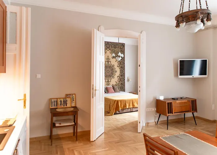 Spacious Family Along River Side, In The Heart Of Buda
